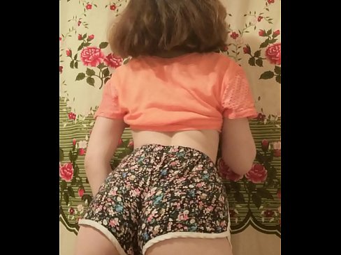 ❤️ Секси младо бебе кое ги соблекува шорцевите пред камера ️  Секс кај нас ❤