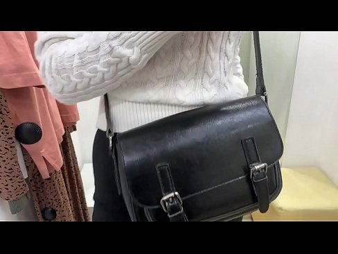 ❤️ Јавна мастурбација на младата кучка FeralBerry со дилдо во фитинг просторијата ️  Секс кај нас ❤